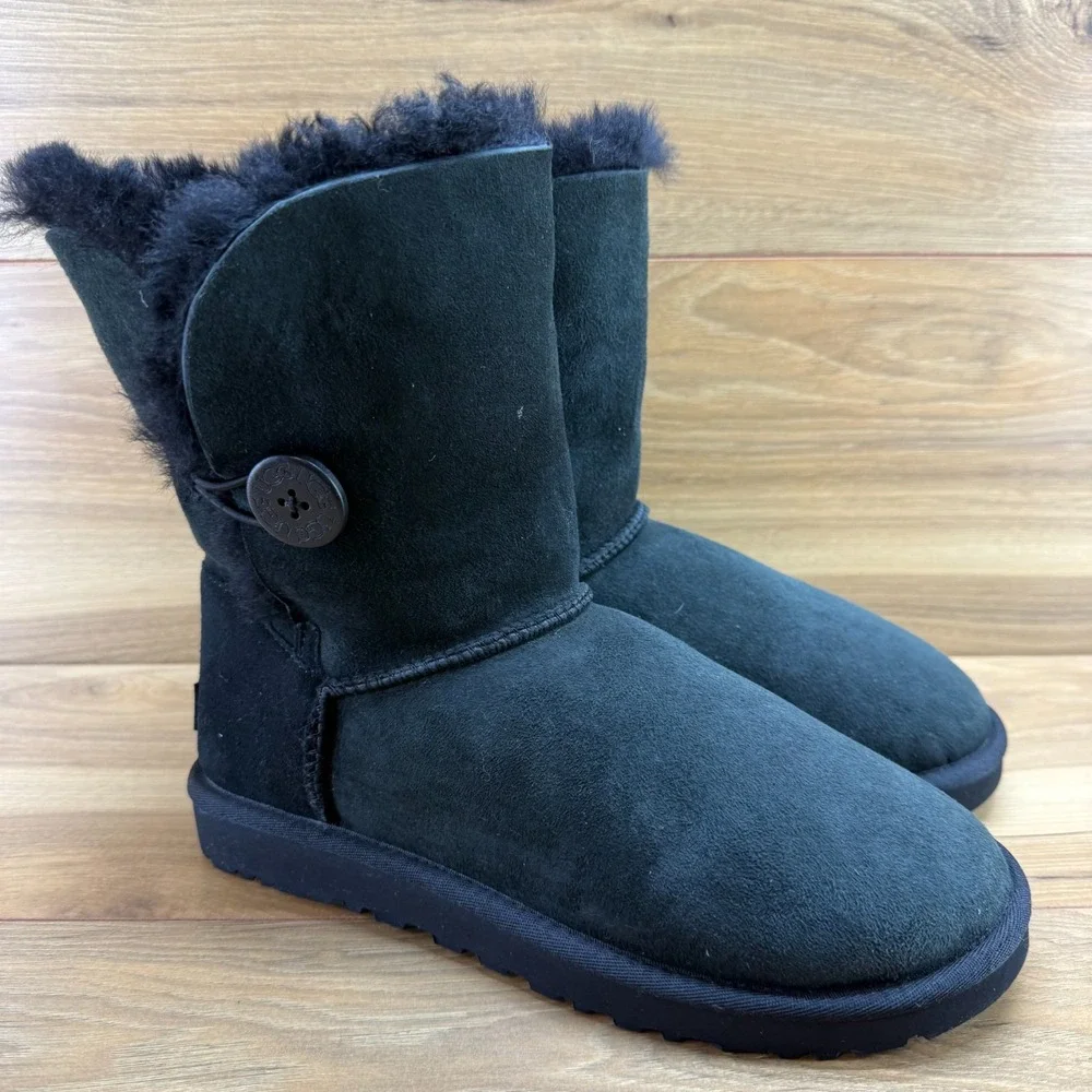UGG Bailey Button Short Boots Womens 9 Black Suede Shearling Fur Lined Cozy